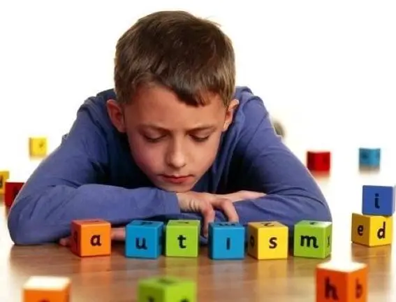 Wie man mit einem autistischen Kind spielt