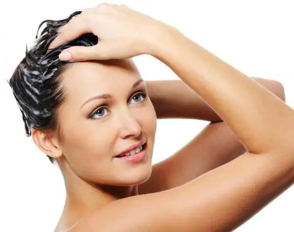 Wie man trockenes Haar mit natürlichen Mitteln repariert