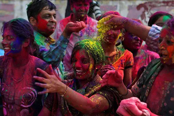 Wie das Festival der Farben in Indien gefeiert wird