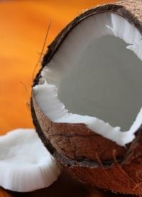 Wie man eine Kokosnuss öffnet