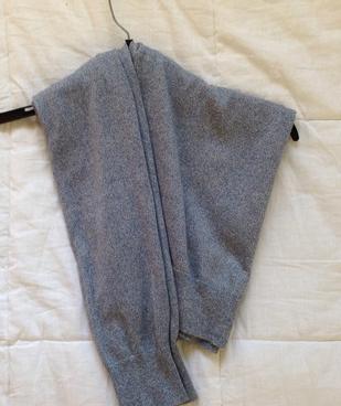 Wie man einen Pullover an einem Kleiderbügel hängt