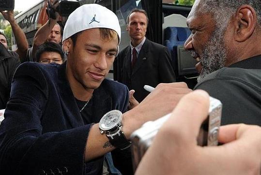 Wie bekommt man Neymars Autogramm?