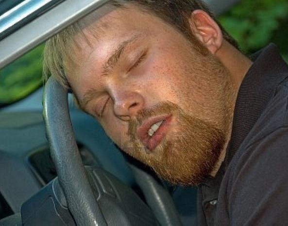 Wie man das Einschlafen während der Fahrt vermeidet