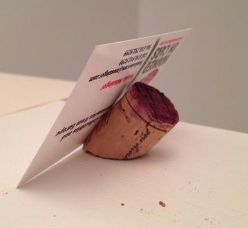 Wie man einen Kartenhalter mit einem Weinstopper macht