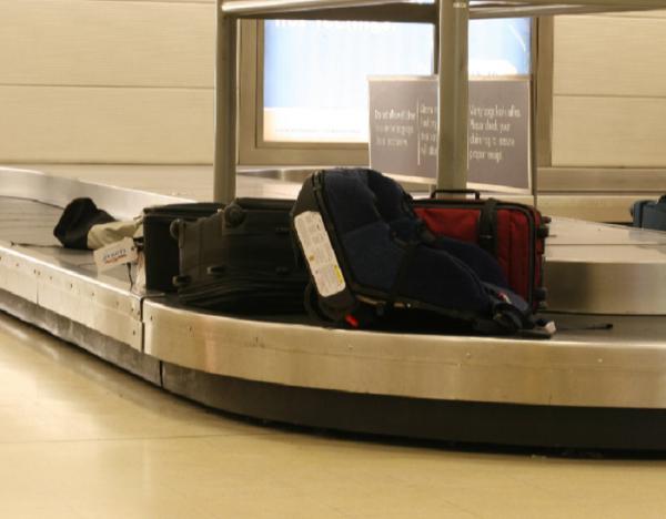 Wie man das Gepäck vorbereitet, um mit dem Flugzeug zu reisen