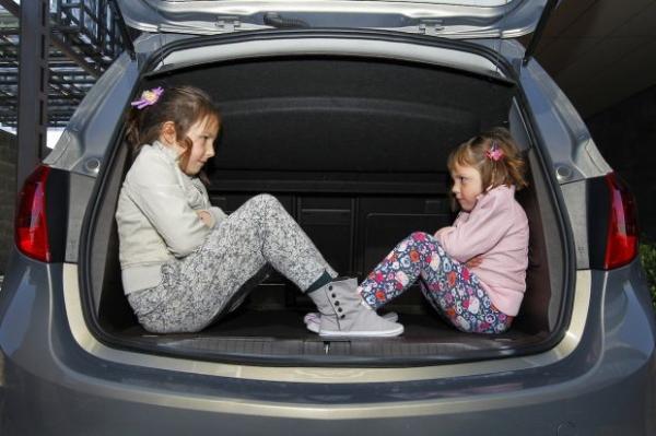 Was sind die Gesetze für Reisen mit Kindern mit dem Auto in Spanien?