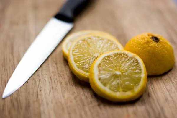 Wie man eine Zitrone schneidet, um zu verzieren