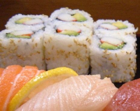 Wie man verdrehte Sushi aus in Sesam eingewickeltem Gemüse macht