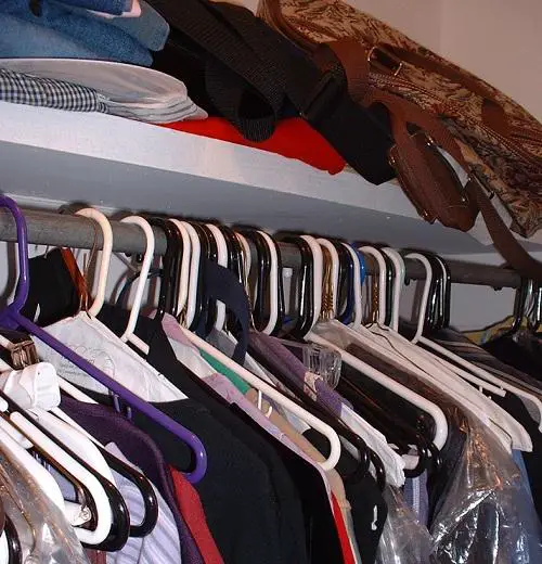 Wie organisiere ich meine Garderobe, um Platz zu sparen?
