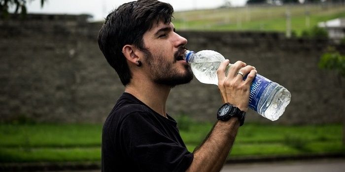 Trinken Sie neues virales Rohwasser Beber agua cruda nuevo viral