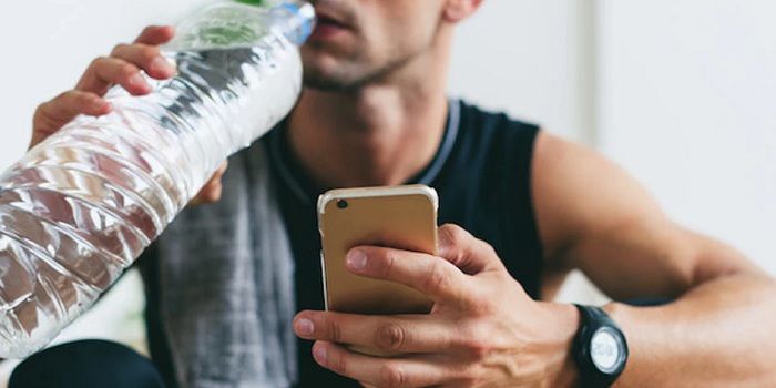 Beber más agua en el día gracias al móvil