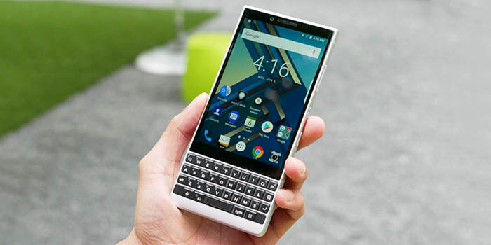 BlackBerry Key2 en mano