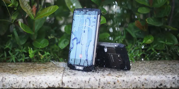 Blackview BV8000 Pro lluvia