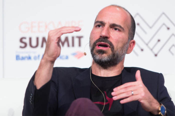 Dara Khosrowshahi sitzend