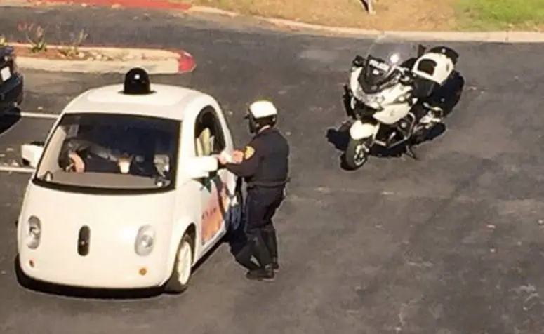 Multan a un coche sin conductor de Google por ir demasiado lento