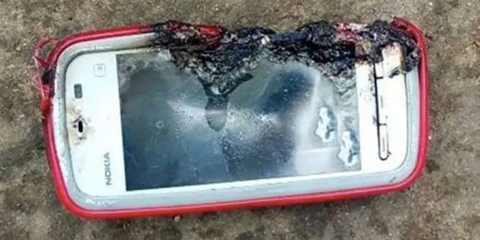 Nokia 5233 explota y se cobra la vida de una joven