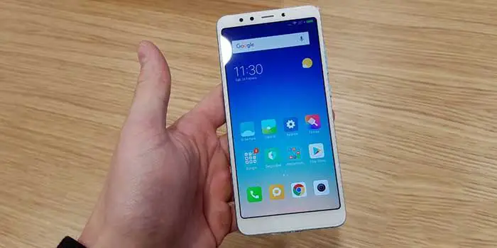 Redmi 5 in der Hand