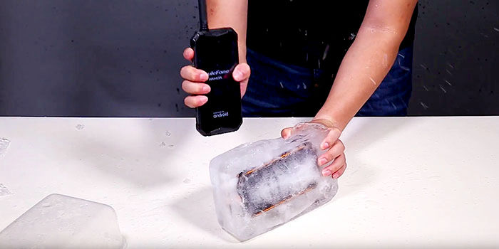 Ulefone Armor 3 en bloque de hielo