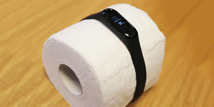Xiaomi Mi Band 3 in Toilettenpapier