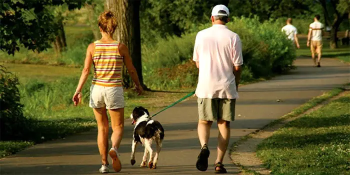 personas caminando